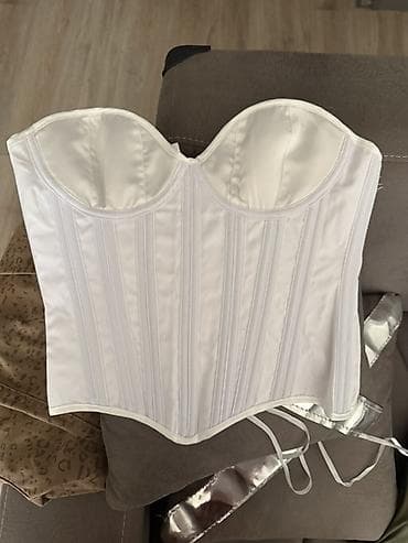 flo memar ecemi: Ağ rəngli satən bustye/korset - Material: parlaq satən toxuma, hamar — 3