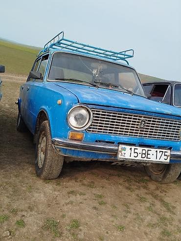 masin sat: VAZ 2101, mavi rəng. Klassik sedan gövdə, 4 qapı. Mexaniki — 2