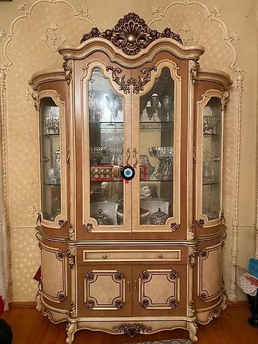 salon şkafi: Klassik üslubda zövqlə işlənmiş qonaq otağı mebel dəsti. Dəst — 1