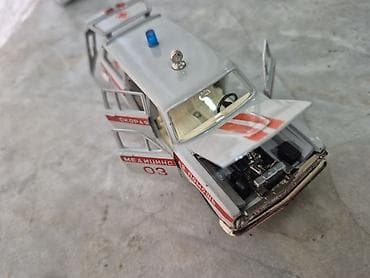 Sovet dövrü “Təcili Tibbi Yardım” avtomobilinin kolleksiya modeli -