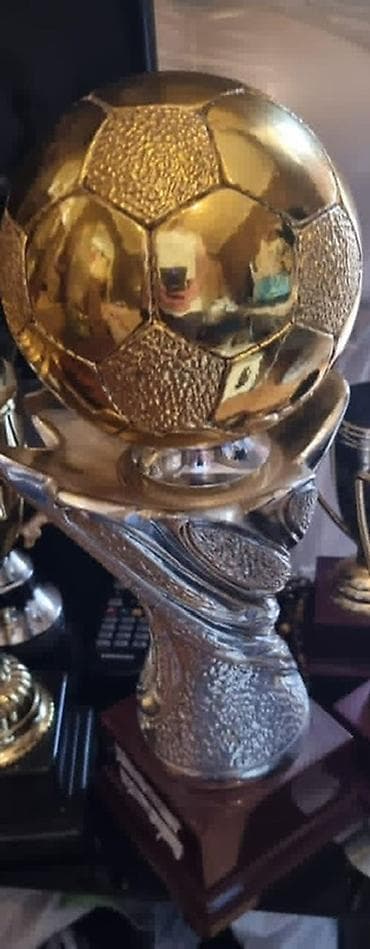İncəsənət və kolleksiyalar: Məhsul: Futbol mövzulu mükafat kubok və heykəlciklər dəsti Təsvir: - — 9