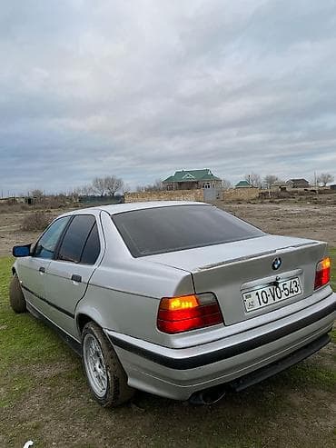 330 bmw: BMW 3 series: 2 l | 1994 il Sedan — 8
