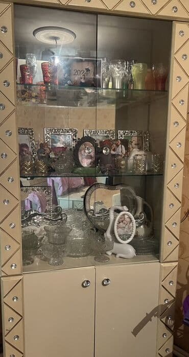 Çəngəllər: Qapalı dolab vitrini — 1