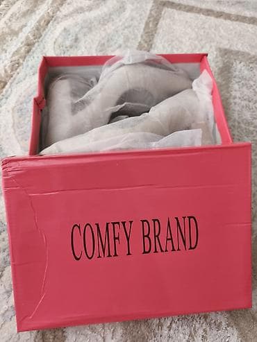Yenidir, cəmi 1 dəfə geyinilib. çox rahatdır. 40 razmer. Comfy Brand