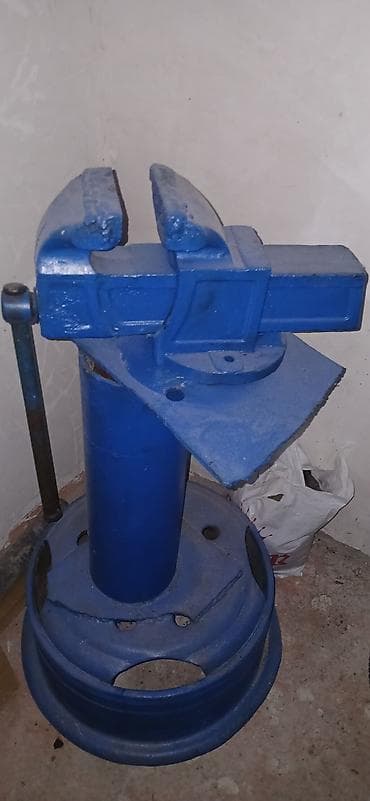 Metall stend üzərində güclü dəzgah qısqacı (tornavida qısqacı). salam