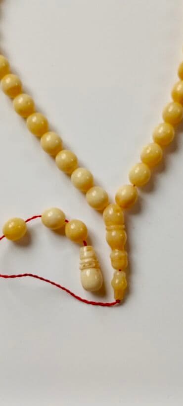 qırmızı kupalnik: Süd rəngli kəhrəba muncuqlardan hazırlanmış təsbeh 100% təbii,bütöv — 3