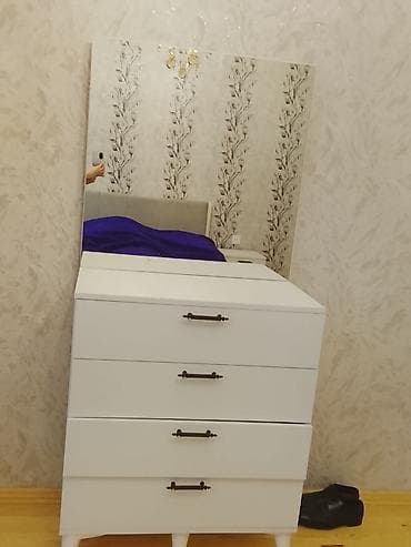 Ağ rəngdə yataq otağı mebel dəsti Tərkibi: - Güzgülü paltar şkafı