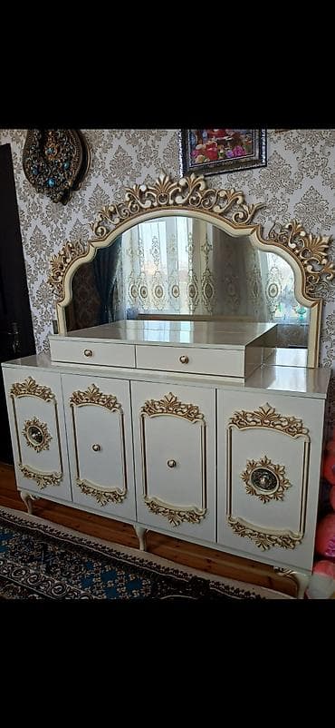 Klassik üslubda qonaq otağı mebel dəsti. Tərkibi: - Geniş
