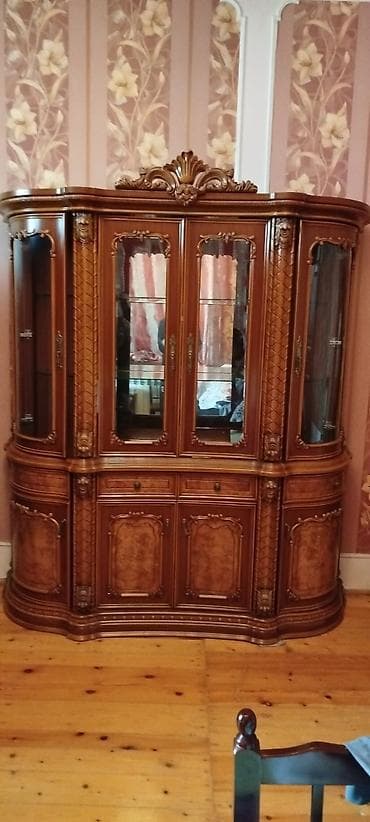 Klassik üslubda vitrin-bufet - Material: təbii ağac əsaslı korpus