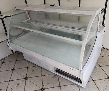 Soyuduculu vitrin – şüşəli, ön qabarıq vitrin tipli satış stendi. -