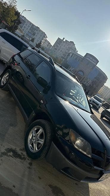 Транспорт: Mitsubishi Outlander – qara rəng, 5 qapı, kompakt SUV. Maşın tam — 2