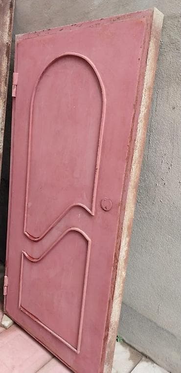 qapi: Arxalı və həndəsi naxışlı metal qapı. Bu qırmızımtıl rəngli metal — 1