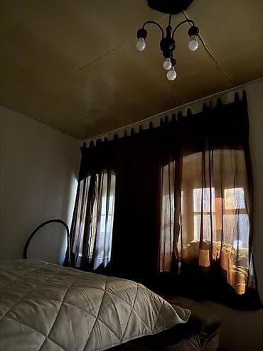 seki ayliq evler: Merkezde xan baginin yaninda 1 otaqli ev kiyraye verilir. uzun — 4