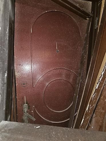 3 ədəd daxili otaq qapısı,işlənmişdir.Qapılardan birinin kilid hissəsi