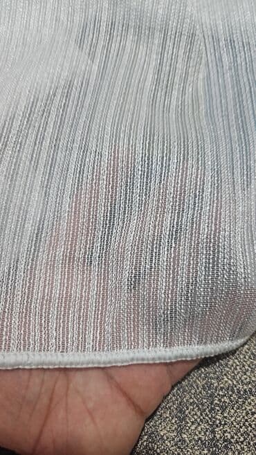 ağ tül perde: Zərif, ağ rəngli tül pərdə. Otağa incəlik və yüngüllük gətirir — 16