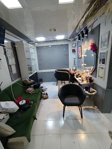 Əhmədli qəsəbəsi Qaçaq Nəbi küçəsi 1 ünvanında yerləşən 5 mərtəbəli