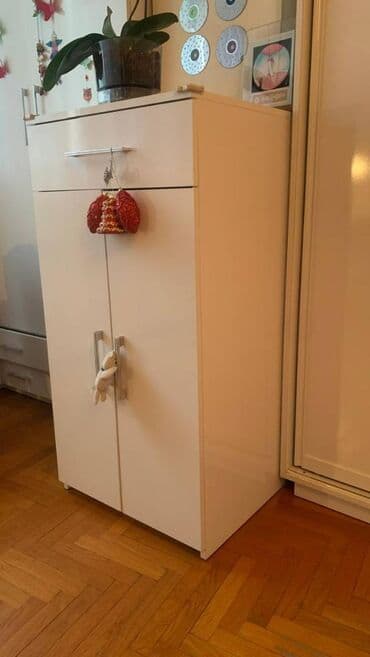 müdir stolu: İş masaları 2 ədəd kitab və ya əşya dolabı ( divardan asma )1 ədəd — 3