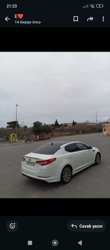 maşın ucun: Kia Optima sedan – ağ rəng, qara damla ikiqat tonlu eksteryer. Nömrə — 3