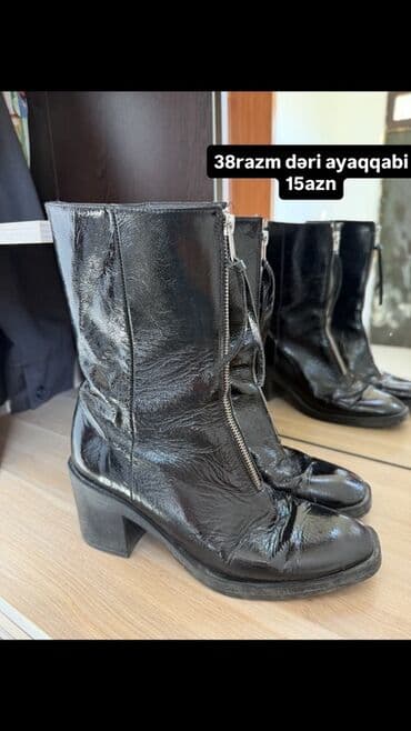 черные мужские сапоги: - Qara dəridən qadin ayaqqabısı/çarxlı çəkmə, ön hissədə metal — 1