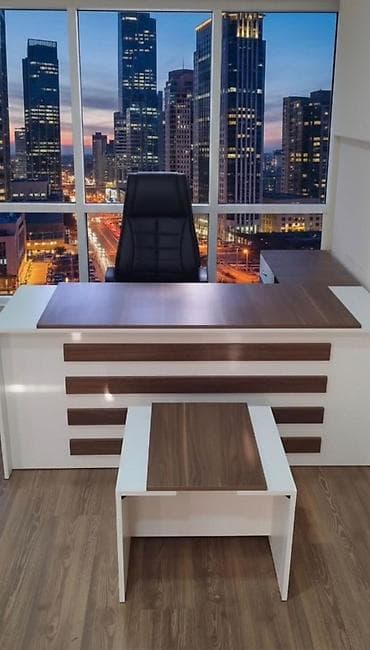 Yeni, Müdir üçün, Künc masa