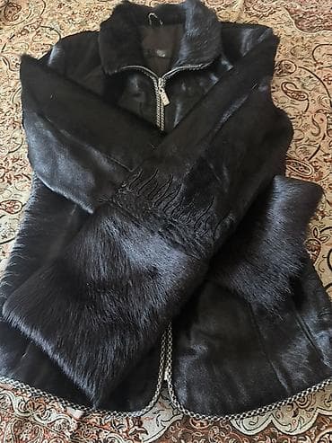 topdan geyim: Qadınlar üçün qara kürk gödəkçə - Model: beldən yığma, uzunsov siluet — 3