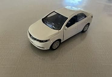 taxta oyuncaqlar: Ağ rəngli die-cast sedan oyuncaq avtomobil modeli - Material — 1