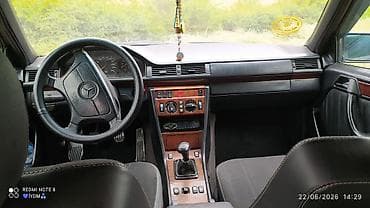 2.2 cdi mator: Mercedes-Benz sedan, tünd mavi rəng. Kuzov W124 üslubunda 4 qapı, arxa — 6
