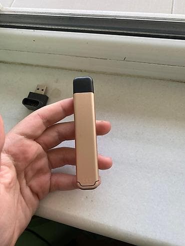 Elektron siqaret (pod sistemi) – şampan qızılı rəngdə kompakt cihaz -