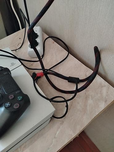 hdd disk: Sony PlayStation 4 (ağ rəng, “PS4” logolu) oyun konsolu. Komplekt: - — 2