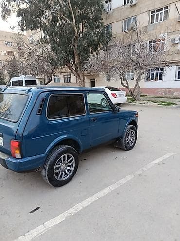 niva satisi: LADA Niva 4x4, mavi rəng, 3 qapılı off-road kuzov. Güclü tam ötürücülü — 6