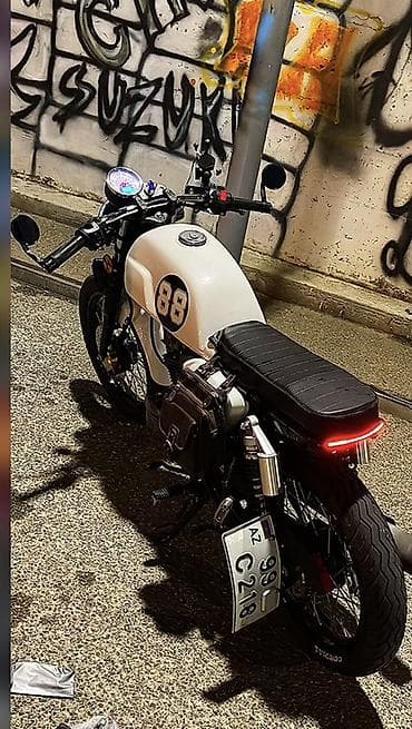 Motosikletlər: Kafe-reyser üslubunda modifikasiya olunmuş motosiklet - Gövdə — 1