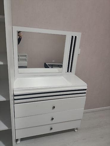 Masalar və oturacaqlar: İkinəfərlik çarpayı, Dolab — 3