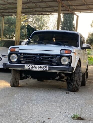 2004 2008 hyundai tucson ehtiyat hisseleri ve aksesuarları: Lada Niva 4x4, ağ rəng. Klassik kuzov dizaynı, yüksək klirens və tam — 1