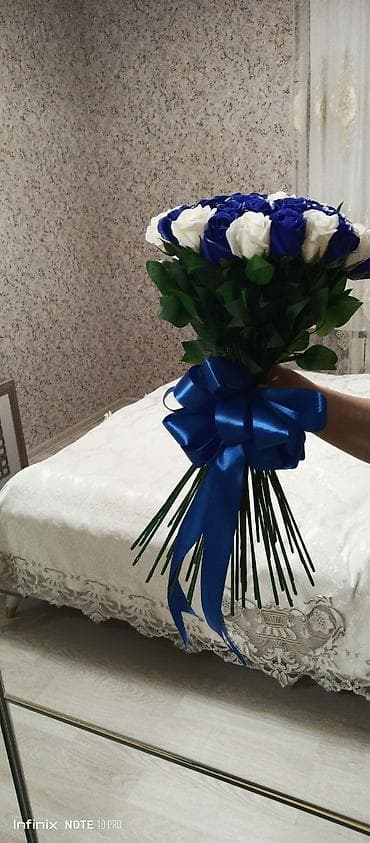 liliya gulu: Mavi-ağ qızılgüllərdən ibarət buket - Tərkib: tünd mavi və ağ — 1