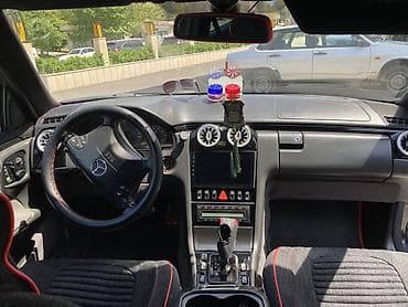 mercedes 190e: Mercedes-Benz E-Class (W210), sedan, tünd mavi rəng. Xüsusiyyətlər: - — 5