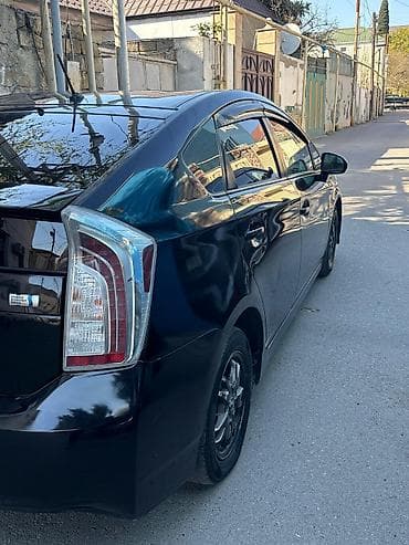toyota prius c: Toyota Prius, qara rəng, hibrid. Kuzov liftback. Arxa hissədə “Prius” — 6
