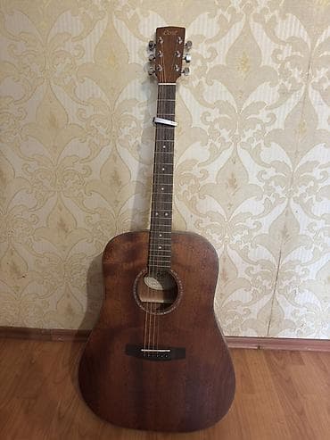 Gitara tam orjinaldır. Meşə ağacı Cort marka. Üstündə orjinal Elixir