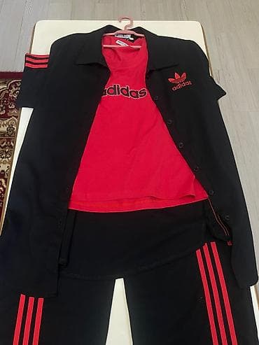 адидас: Adidas idman dəsti – 3 hissəli - Rəng: qara-qırmızı - Komplekt: qolsuz — 1