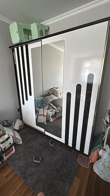 Dolab 220 yaxşı veziyetde ayaqqabı dolabı 150 tryumo güzgüsü var 150