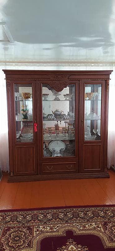 ucuz paltar dolabi: Klassik üslubda vitrinli bufet - Material: tünd qoz rəngli MDF/taxta — 1