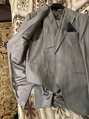 Sviterlər: Gümüşü-boz rəngdə zolaqlı kişi kostyumu – 3 parçalı dəst: - Yaxalıq — 2