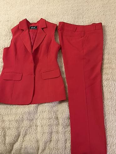 geyim desti: 250 azn az manati ile alinib. Hec geyinilmeyib. Qadın kostyum dəsti – — 1