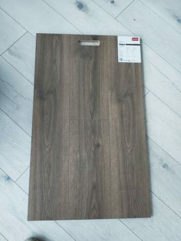 islenmis pol taxtasi: Tünd taxta görünüşlü laminat döşəmə örtüyü. Üzərində daşıma üçün dəlik — 1