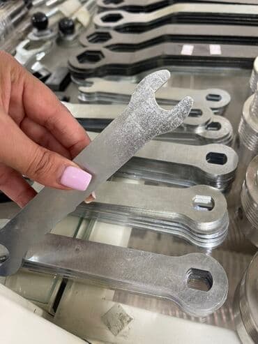 8 lik dikt: Bu dəqiq ölçmə aləti, dairəvi formalı qara korpusa malikdir və — 4