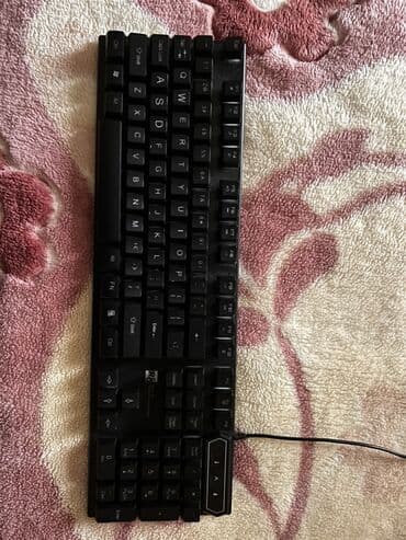 RGB işıqlı naqilli klaviatura - Tam ölçülü, tam düymə dəsti: F1–F12