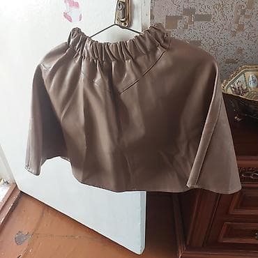 yağış plaşı: Qəhvəyi rəngdə qısa plaş/ponço tipli üst geyimi - Material: dəri — 1