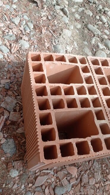 ametist daşı: Keramzitli boşluqlı kərpic (blok) Məhsul təsviri: - Material: Yüksək — 10