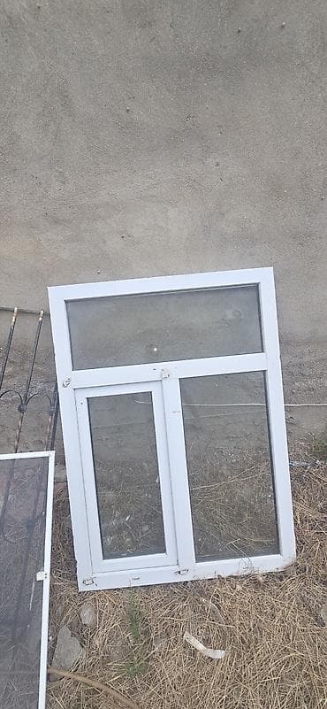 plastic qapi: Ağ rəngli PVC pəncərə çərçivəsi və şüşəsi - Material: PVC (plastik) — 1