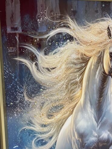 saat şəkilləri: Qızılı çərçivəyə salınmış, ağ atın dekorativ elementlərlə bəzədilmiş — 2