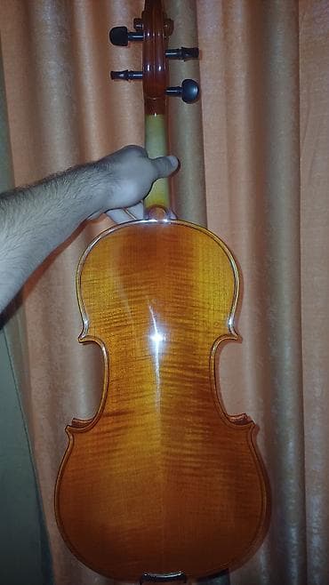 gitara sim: Əl işi səviyyəsində, 4/4 ölçüdə skripka. Alət tam işlək vəziyyətdədir — 2